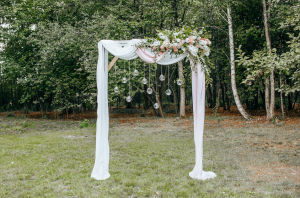 Un mariage féerique avec des photophores bougeoirs suspendus